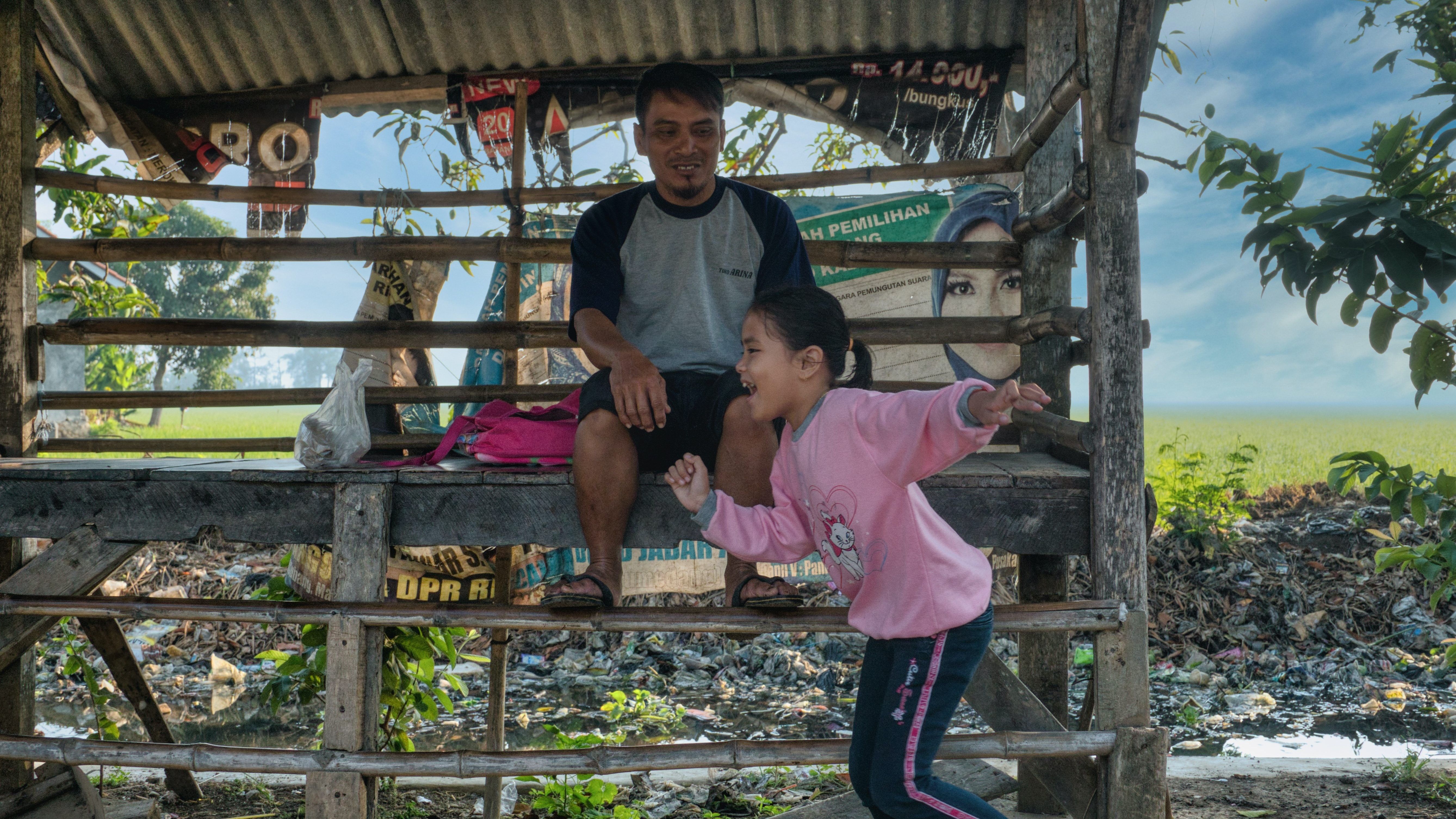 dad watching his daughter playing
