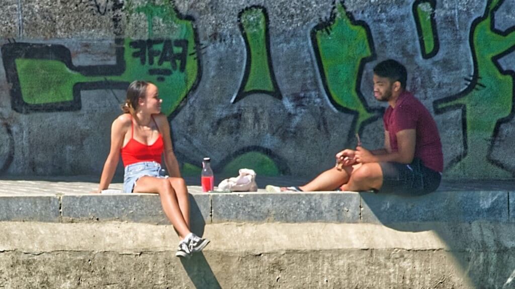 guy and girl sit and chat