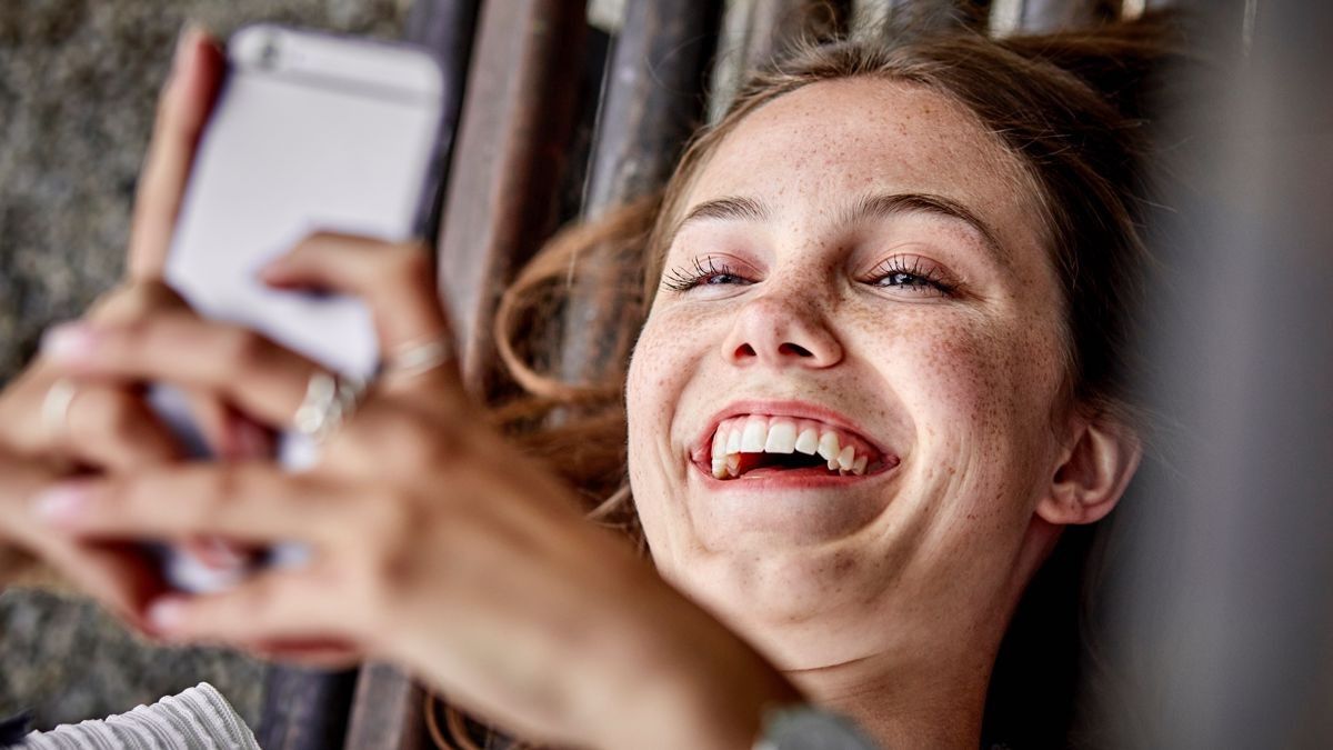 The 9 Best Things to Text or Say to Help Jump-Start Someone’s Day