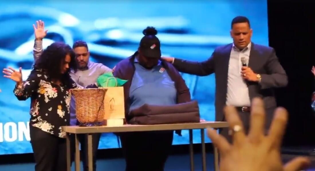 Pizza deliver woman given huge tip.