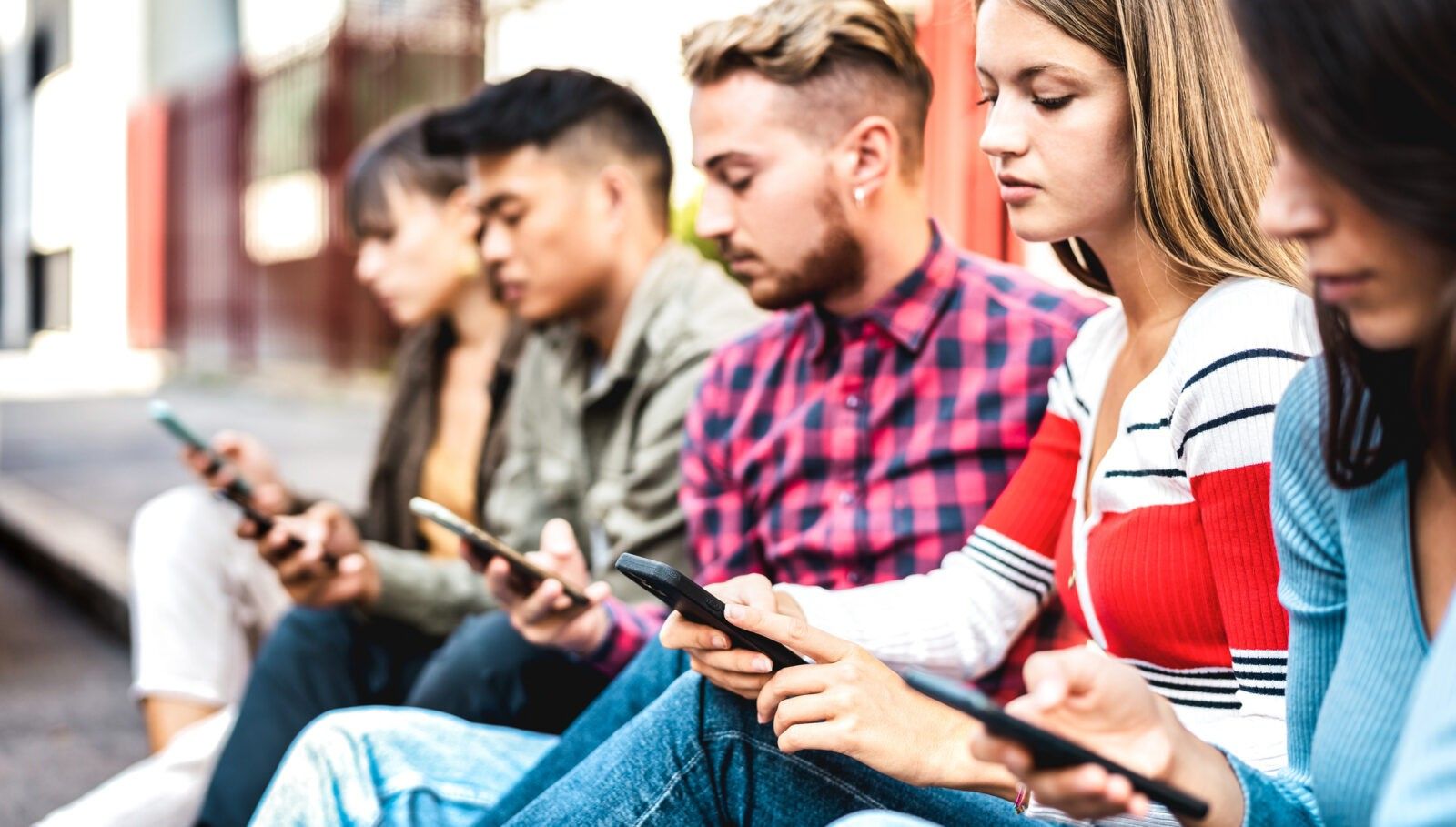 Phubbing: How To Stop Your Mobile From Ruining Your Relationships