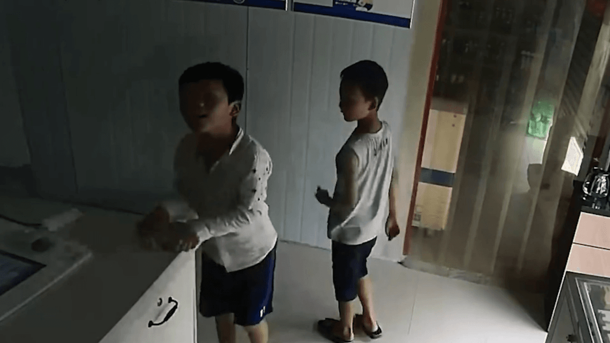 Brothers Wanted Drinks But The Store Was Empty - What They Did Is A Lesson For All Parents