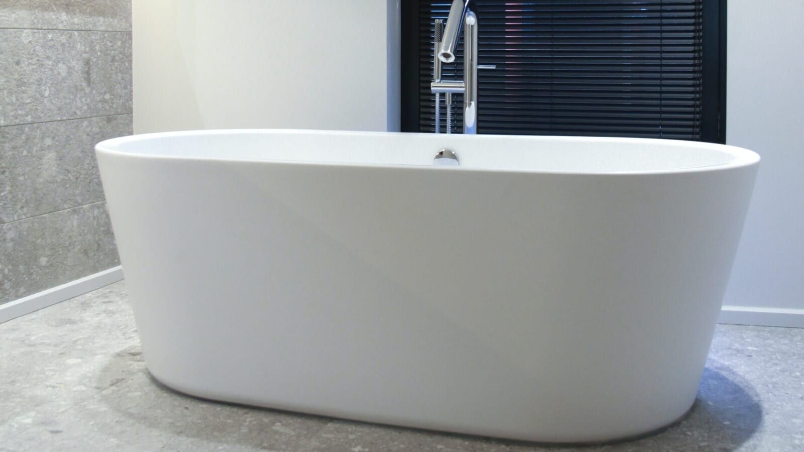 white bathtub