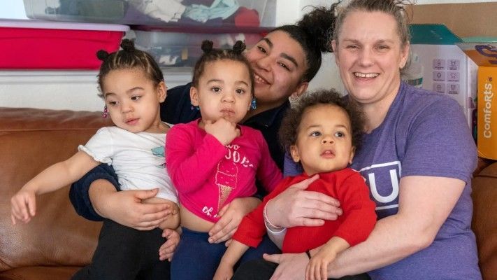 woman with a teen girl and three kids