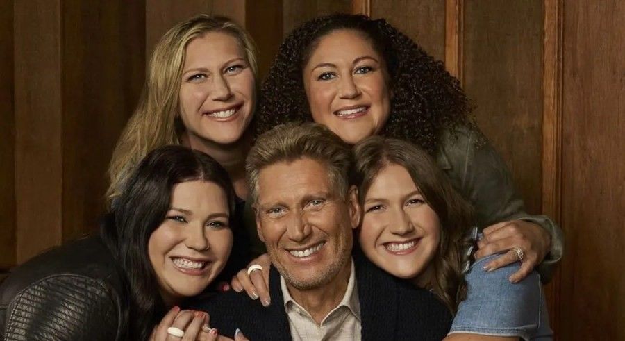 Gerry Turner from the Golden Bachelor posing with his daughters and granddaughter