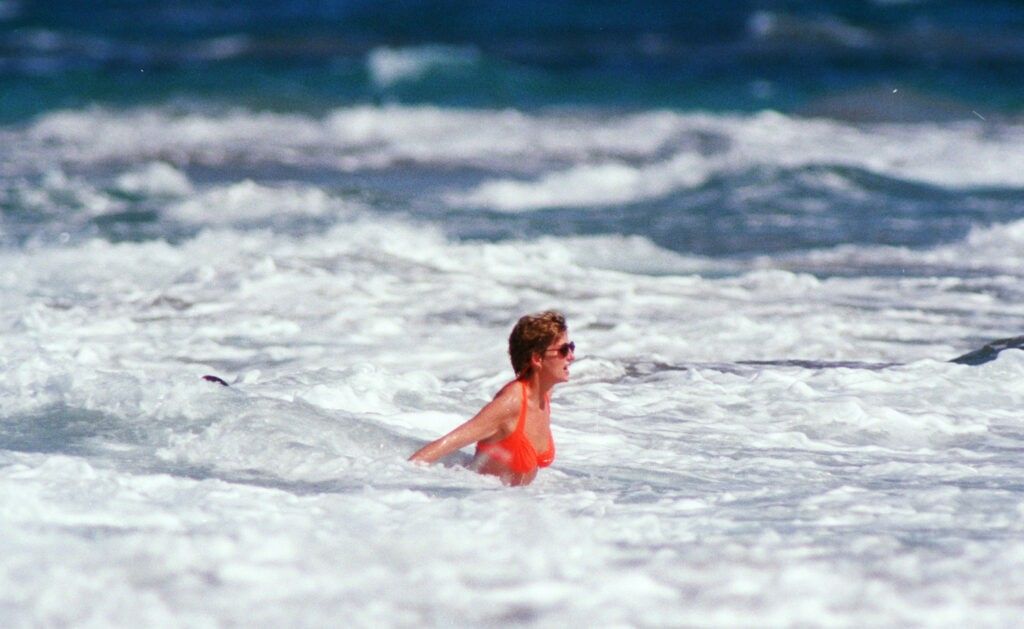 Princess-Diana-swimming