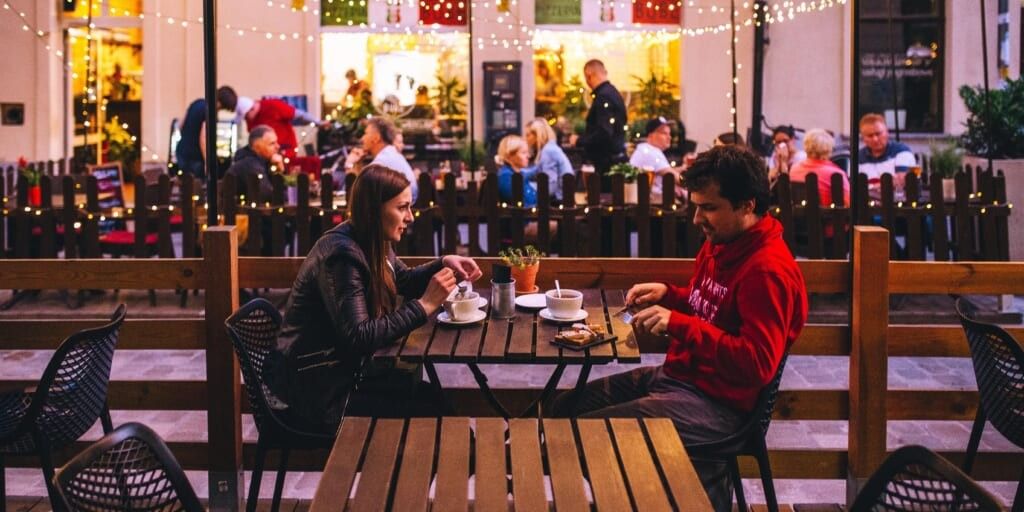 Couple dining out by Wiktor Karkocha on Unsplash