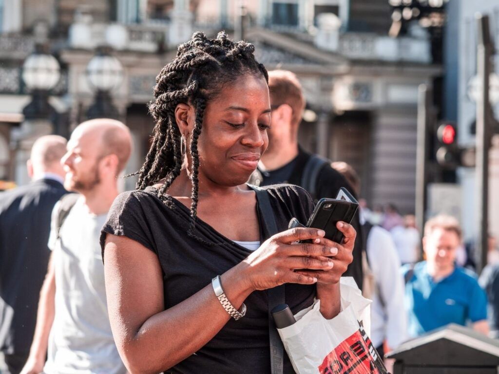 Woman-smiling-at-her-phone
