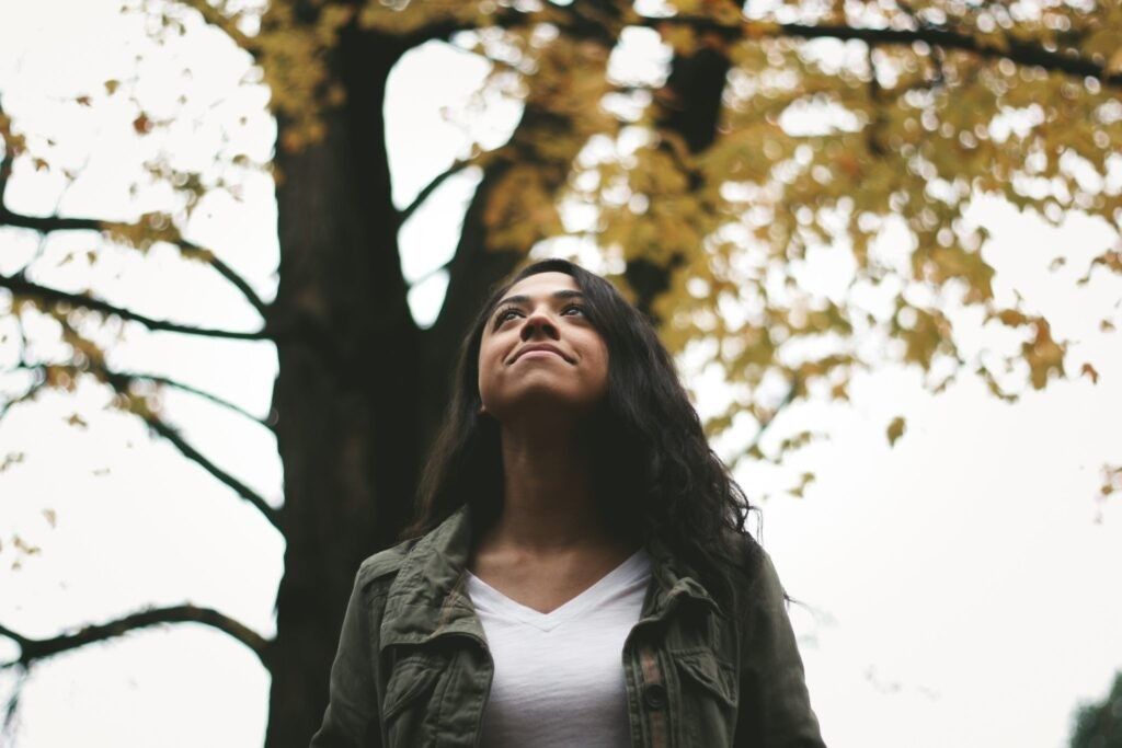 Woman-looking-up-at-the-sky