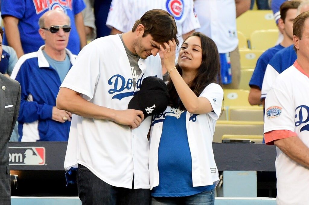 Ashton-Kutcher-and-Mila-Kunis-at-baseball-game