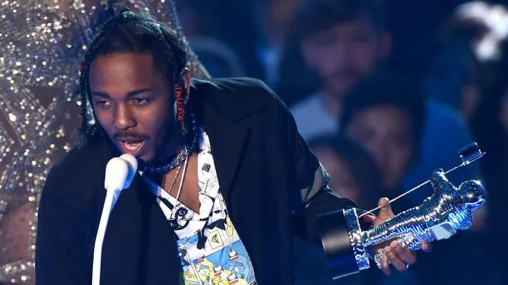 Kendrick Lamar wins MTV VMA Moon Man award