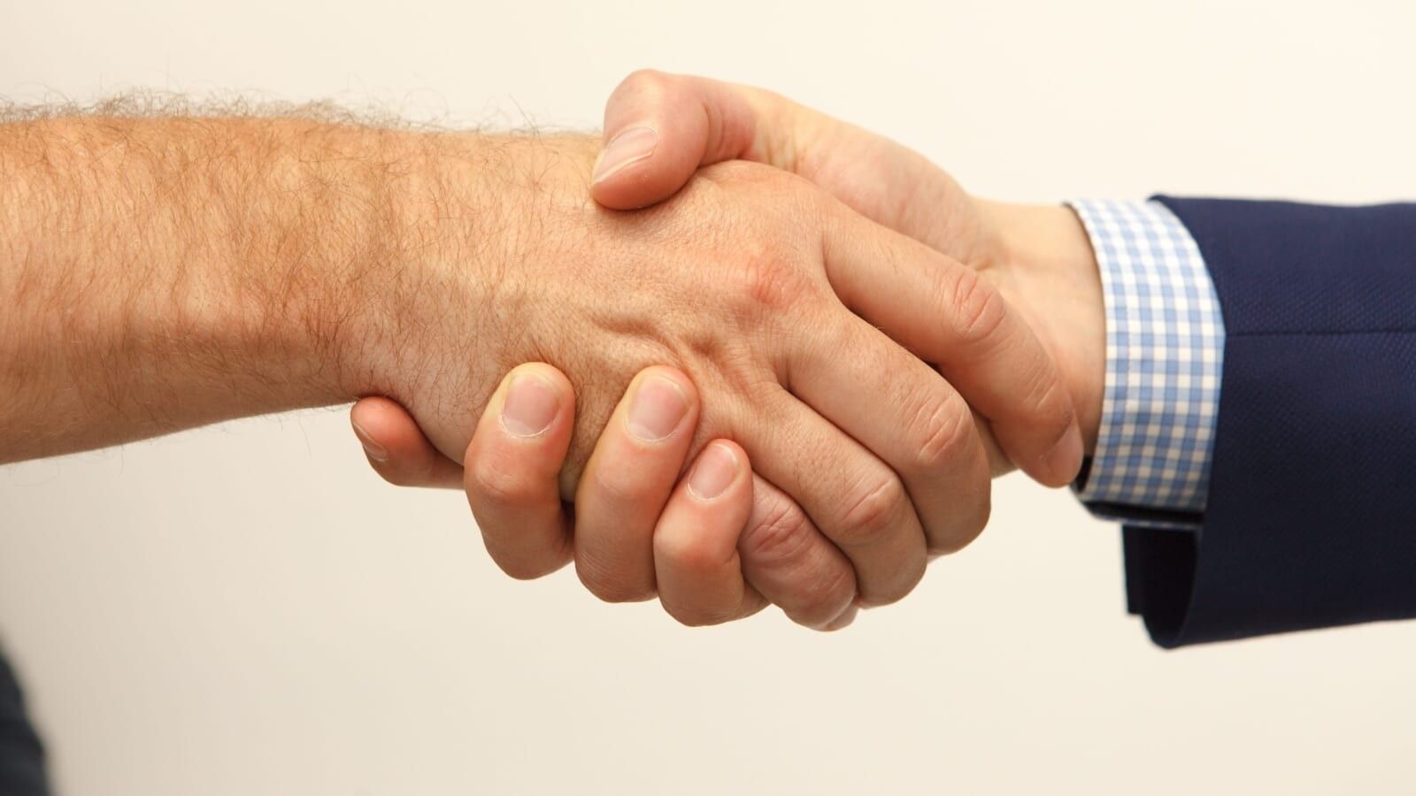 2 people shaking hands