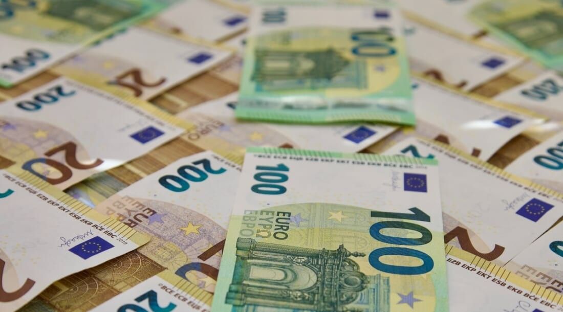 Lottery millionaire winner gives it away 1100x610