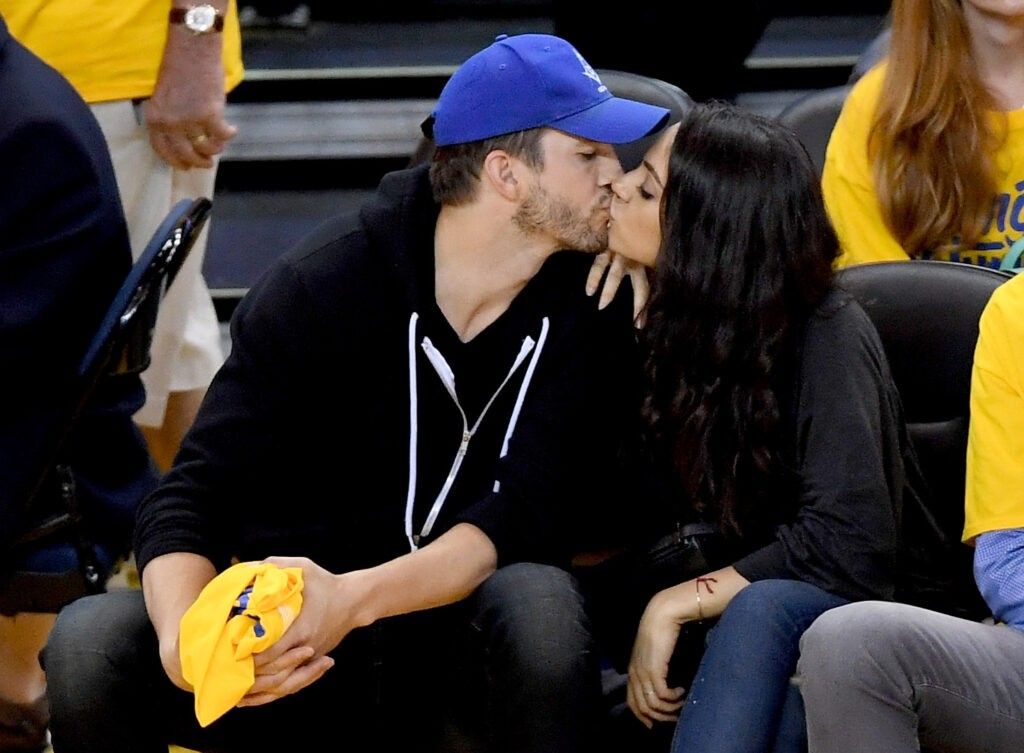 Ashton-Kutcher-and-Mila-Kunis-kissing