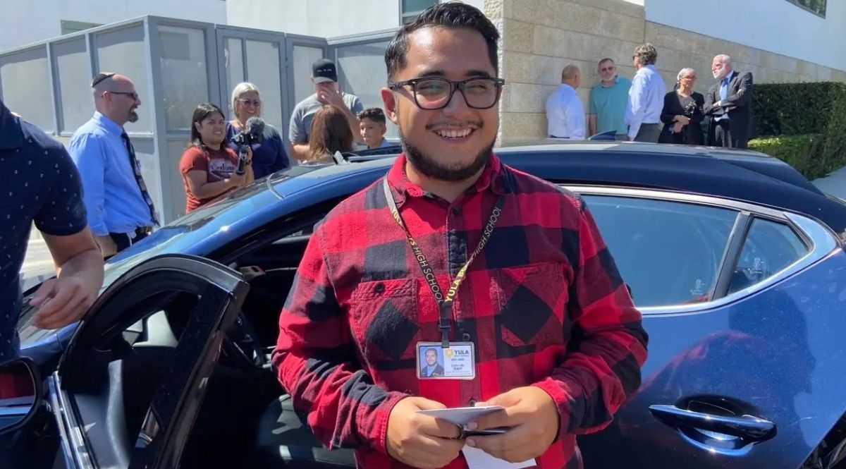 Math Teacher Who Commutes Four Hours Every Day Gets Life-Changing Surprise from Students