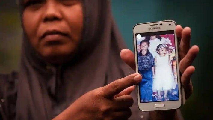 woman showing a picture on her phone
