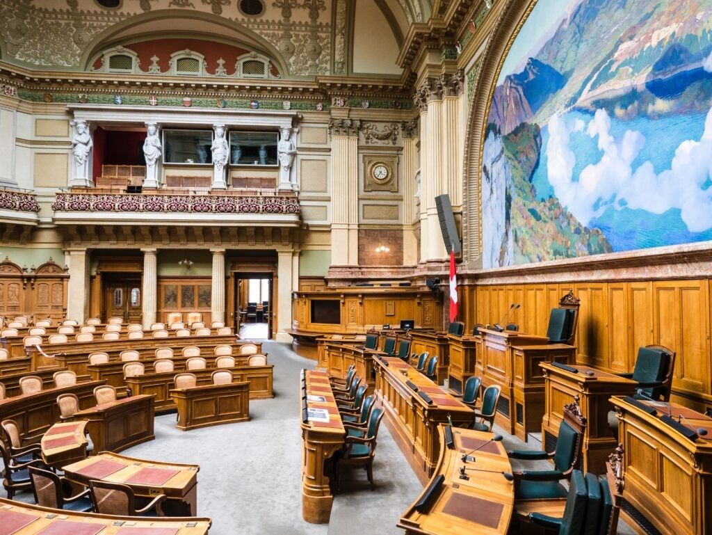 a court room filled with empty chairs 
