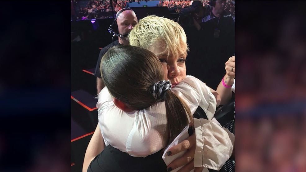 Pink Stops Concert to Comfort Teen Who Lost Her Mom, Teaches Us an Inspiring Lesson in Compassion