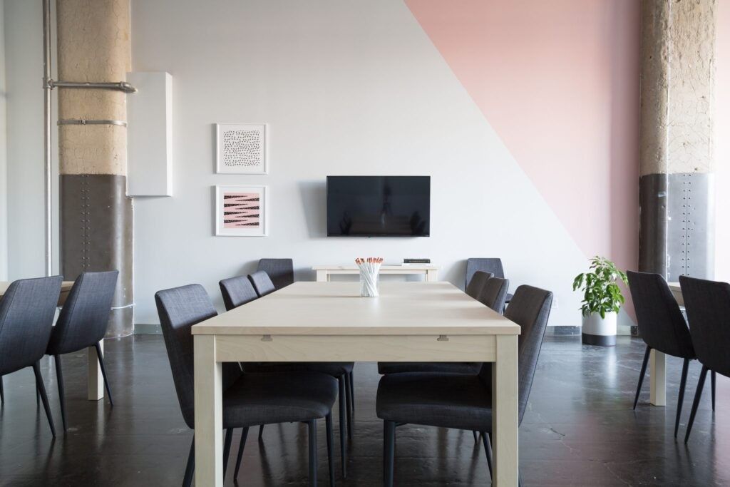 startup-style-meeting-room